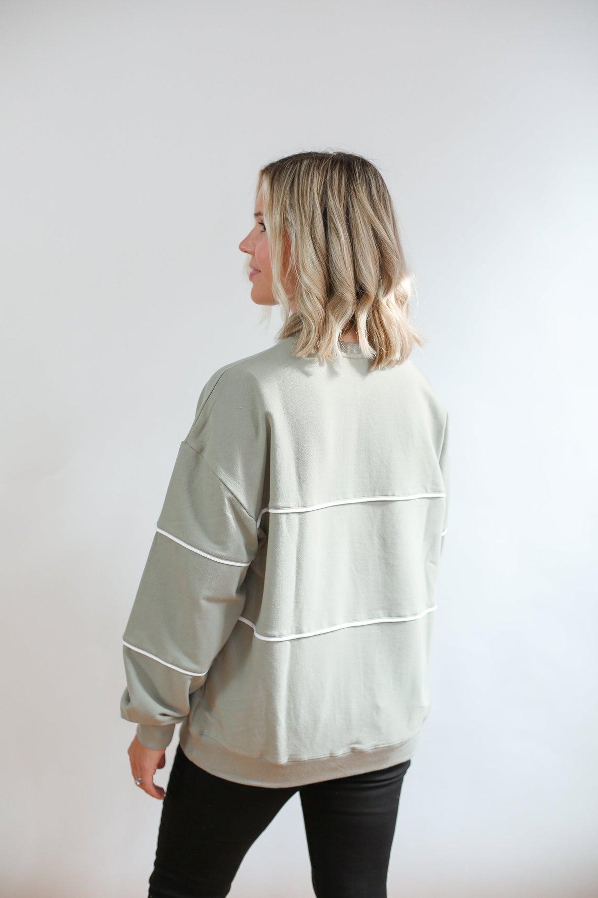 Relaxed Fit Invisible Zipper Breastfeeding Sweatshirt with Piping From Movemama