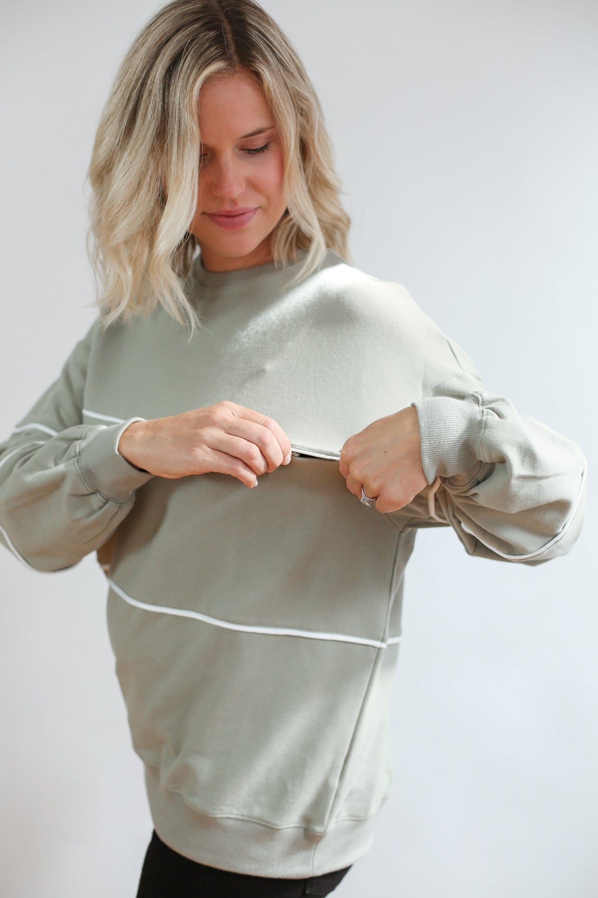 Relaxed Fit Invisible Zipper Breastfeeding Sweatshirt with Piping From Movemama