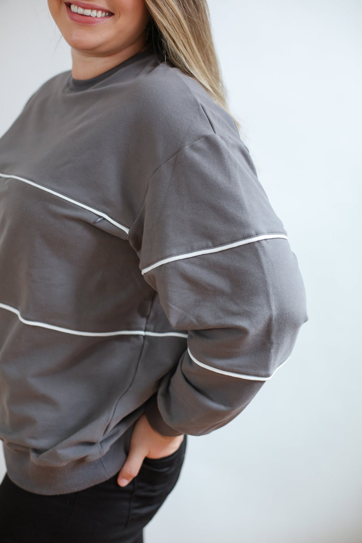 Relaxed Fit Invisible Zipper Breastfeeding Sweatshirt with Piping From Movemama