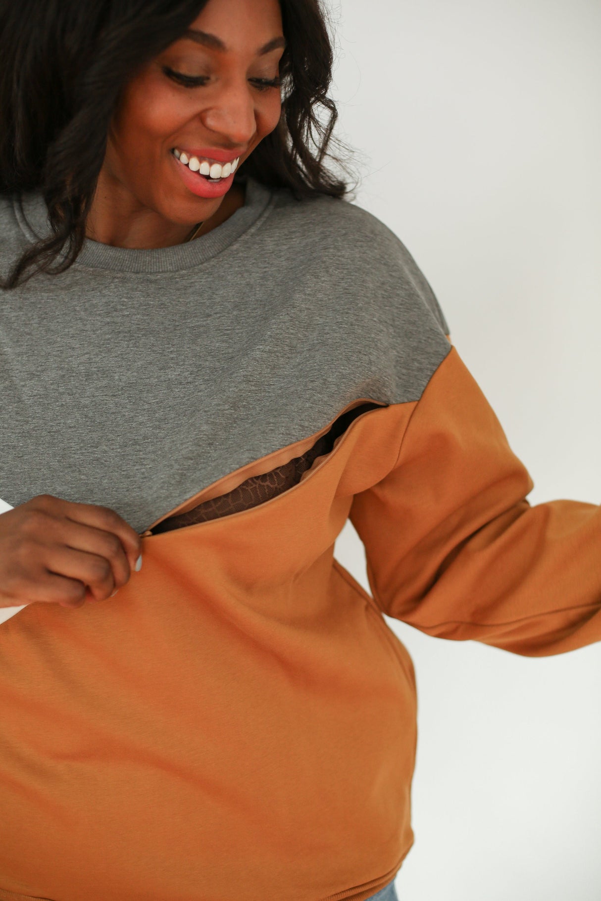 Velour Interior Diagonal Zip Breastfeeding Sweatshirt from Movemama