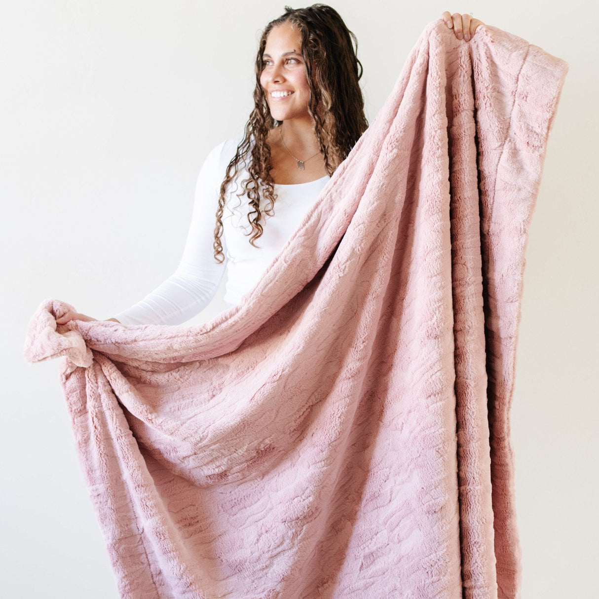 PATTERNED FAUX FUR XL THROW BLANKETS From Saranoni