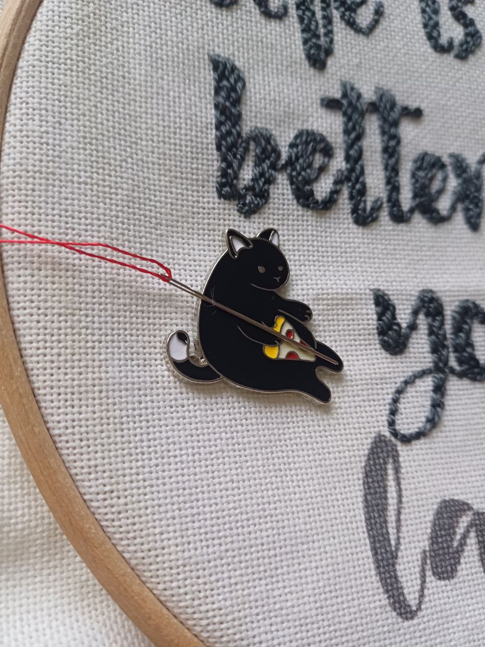 Cat with pizza Magnetic Needle Minder F07M10-3 Cat with pizza From Wizardi