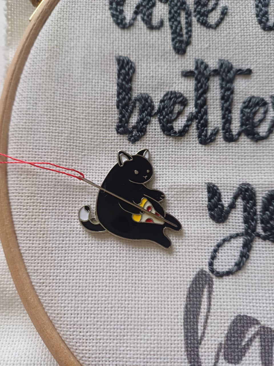 Cat with pizza Magnetic Needle Minder F07M10-3 Cat with pizza From Wizardi