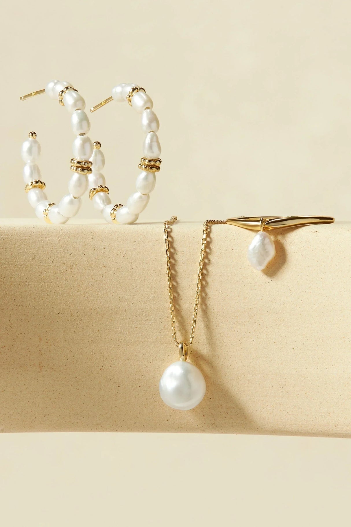 Wavy Ring With Pearl from eklexic
